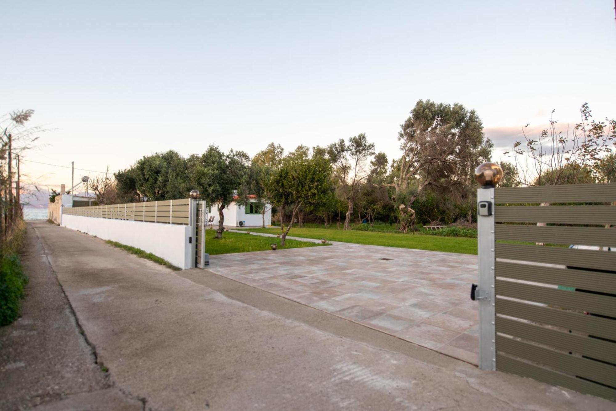 Villa House By The Sea Aigio Esterno foto