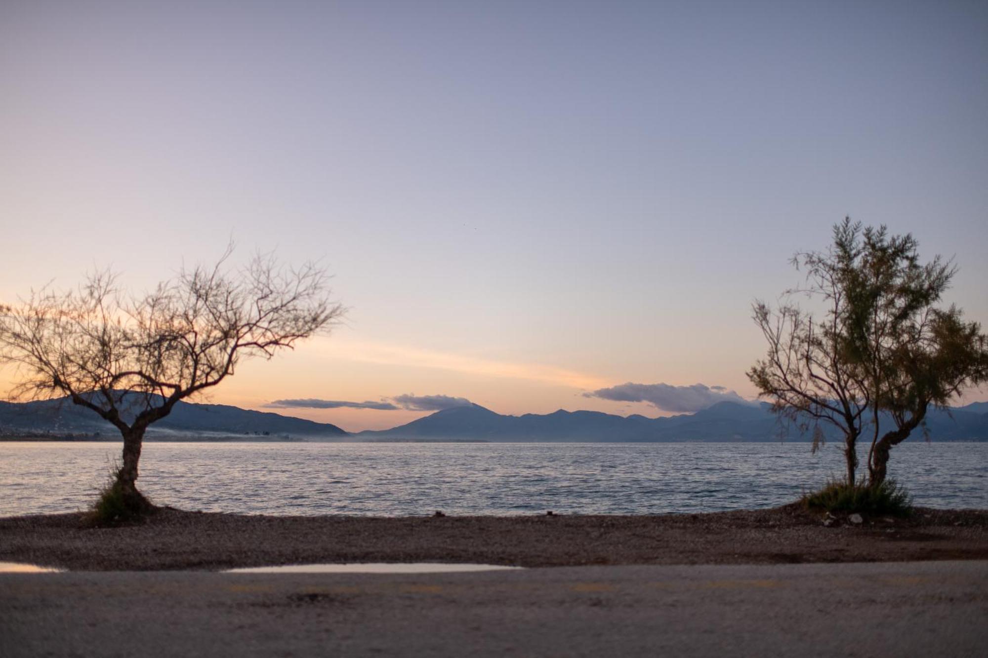 Villa House By The Sea Aigio Esterno foto
