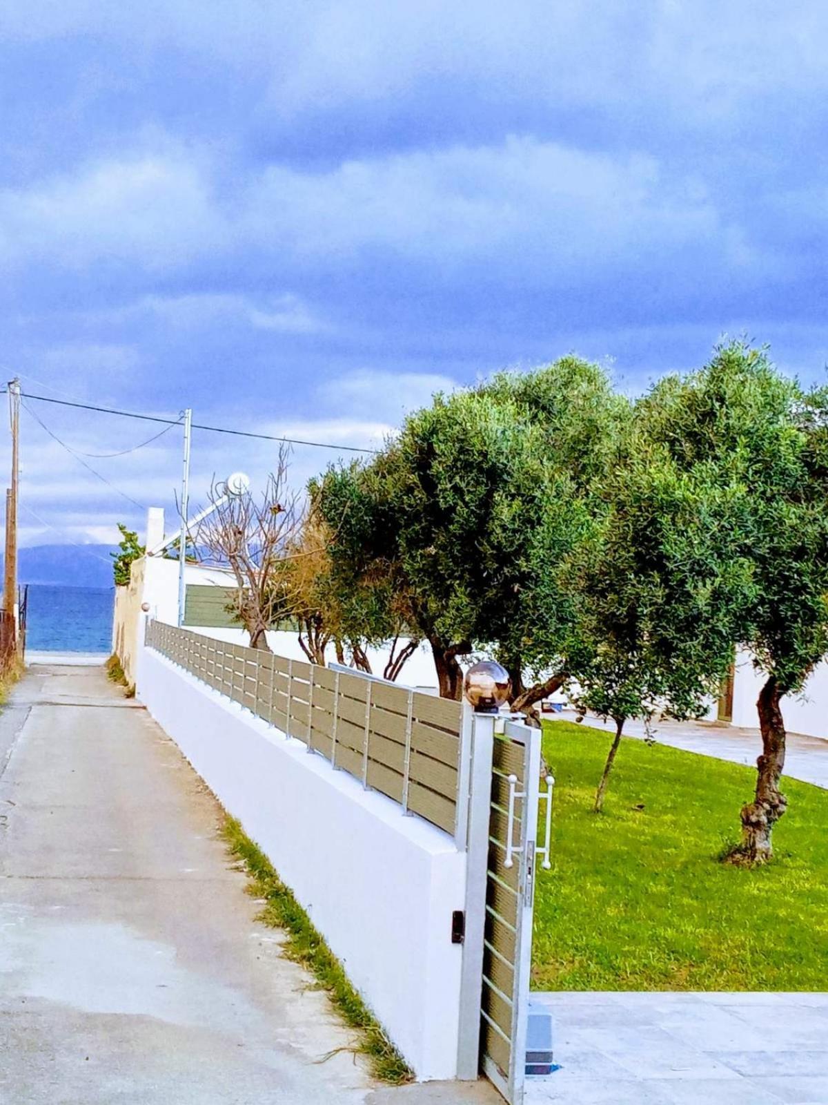 Villa House By The Sea Aigio Esterno foto